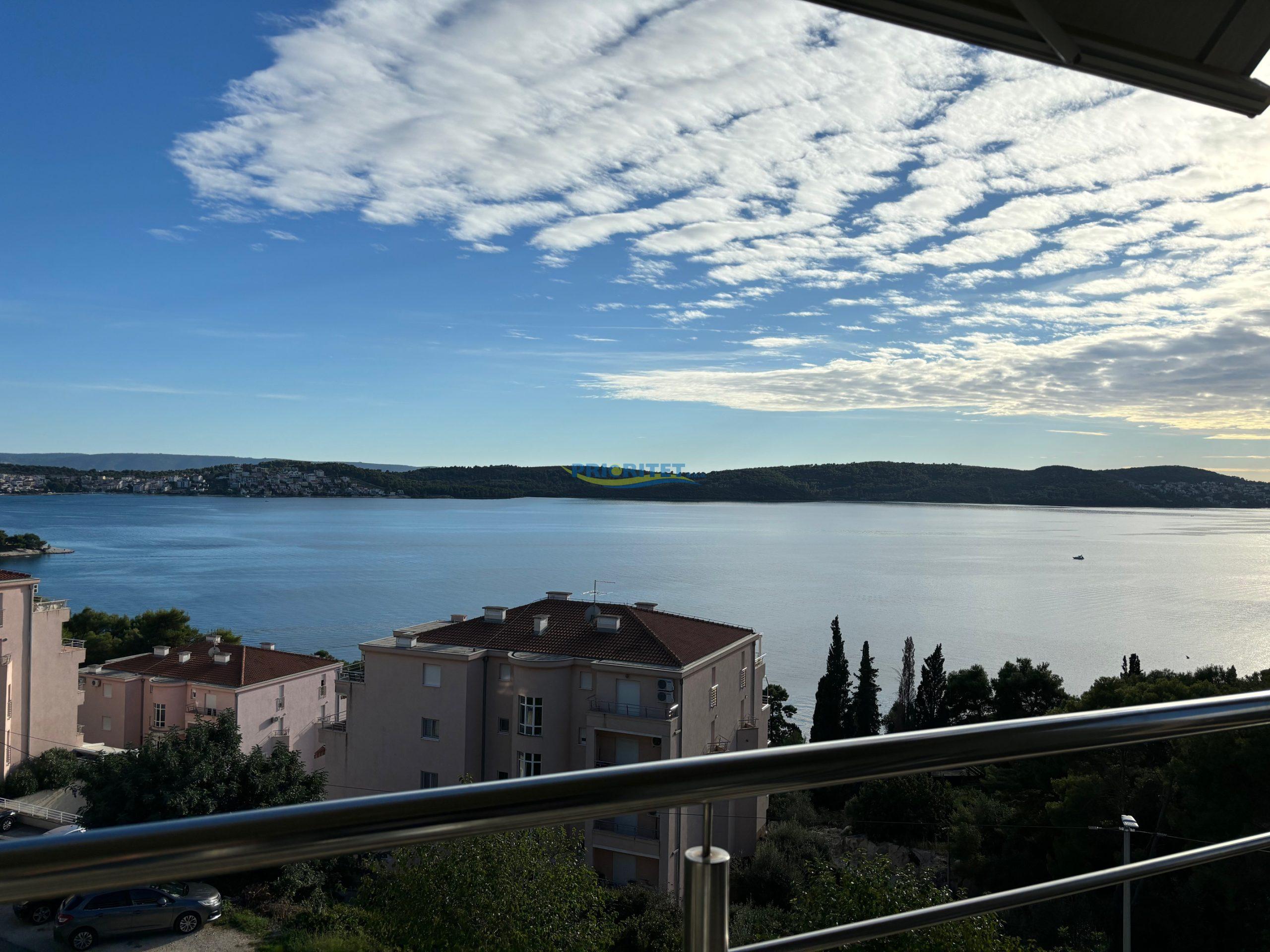Stan ugodnog ambijenta, sa prekrasnim pogledom na more image